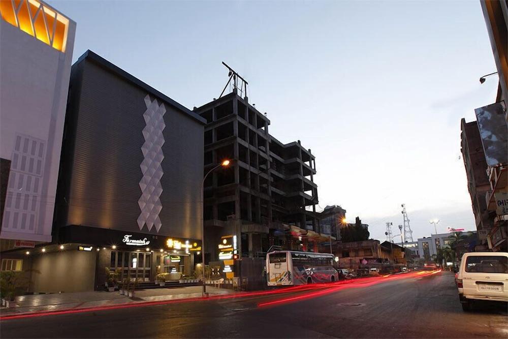 Hotel Sifat International Súrat Exteriér fotografie