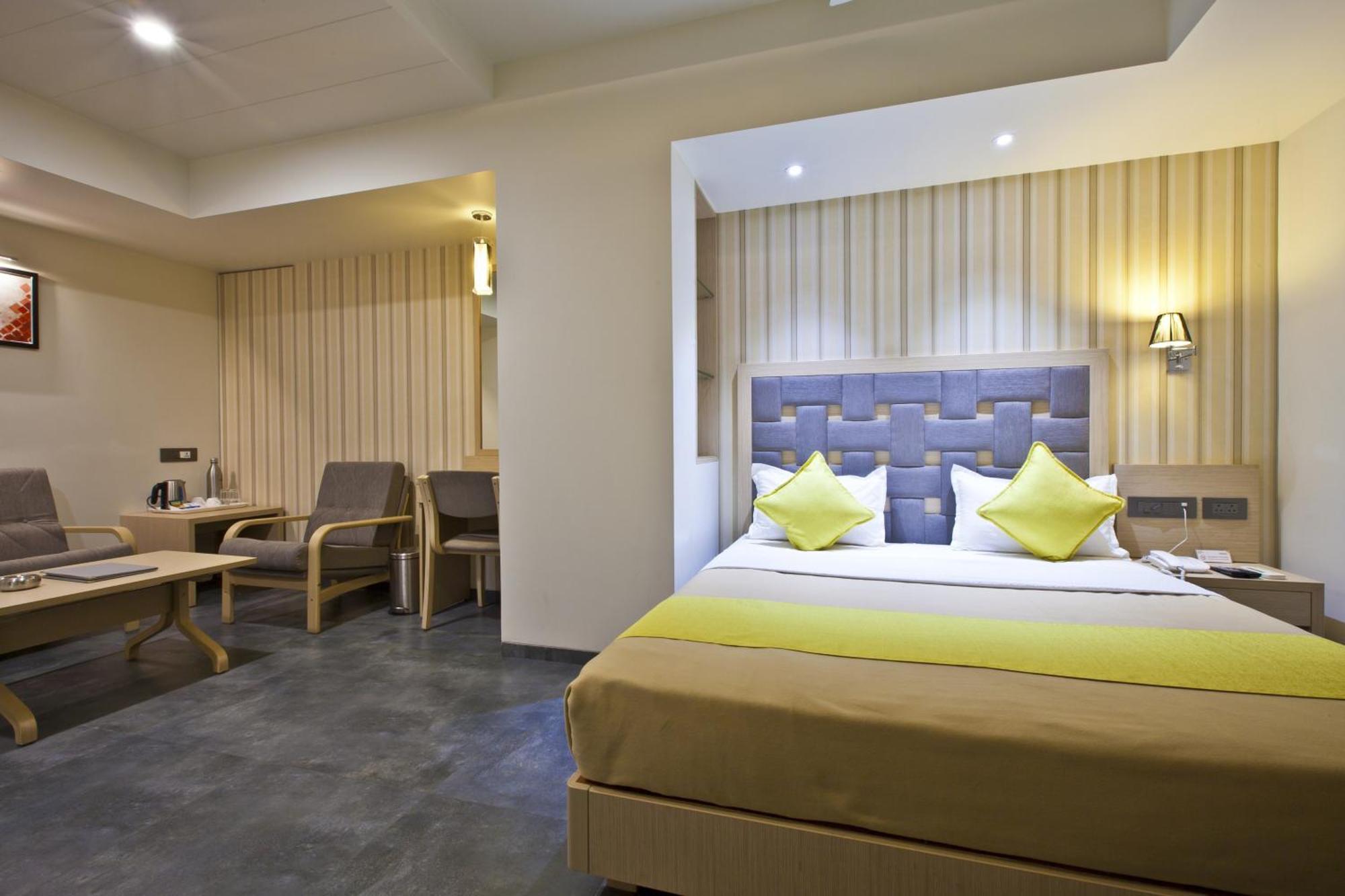 Hotel Sifat International Súrat Exteriér fotografie